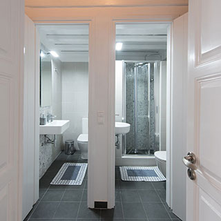 Les deux salles de bain