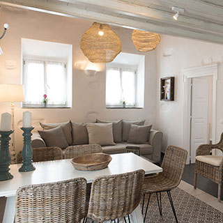 La table à manger de l'appartement Artemis à Sifnos