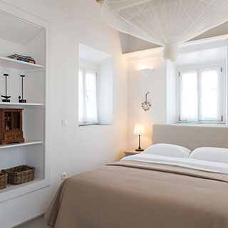 Room with double bed